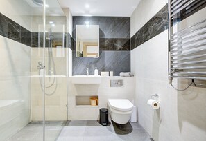 Dusche, Haartrockner, Handtücher, Seife