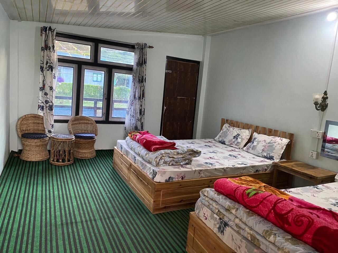 Espacio para trabajar con laptop y wifi gratis 