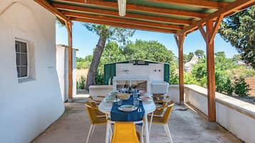 Familienvilla, Mehrere Schlafzimmer, Bergseite (Trullo del Bosco In Martina Franca) | Speisen im Freien