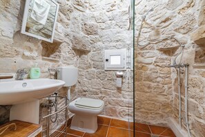 Douche, sĂšche-cheveux, serviettes fournies, savon