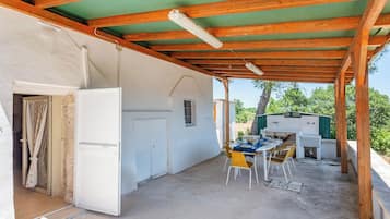 Familienvilla, Mehrere Schlafzimmer, Bergseite (Trullo del Bosco In Martina Franca) | Speisen im Freien