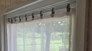 A window with a white curtain and a wooden frame. - The AleXan balneotherapy chalet (Quinssaines)