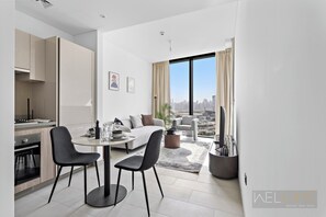 Leilighet – deluxe, balkong, byutsikt | Oppholdsområde