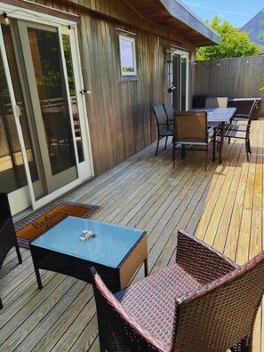 Outdoor dining - Ocean Dwelling 1BR w/PKG+WiFi+Balcony+Pool (Amagansett)