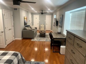 1 camera, una scrivania, Wi-Fi, lenzuola