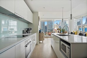 Kylskåp, mikrovågsugn, ugn och spishäll