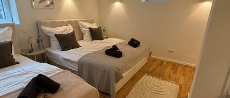 2 quartos, ferros/tábuas de passar roupa, Wi-Fi, roupa de cama