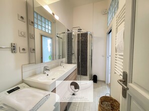 Secadora de cabello, toallas, jabón, papel de baño 