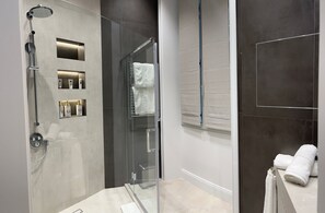 シャワー、ヘアドライヤー、タオル、石鹸