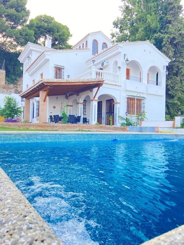 30 minutes from Malaga! Villa ideal for large groups, with games room 