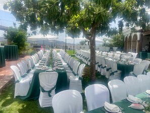 Zona a l'aire lliure per a la celebració de banquets