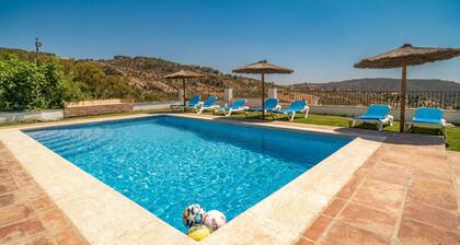 30 minutes from Malaga! Villa ideal for large groups, with games room