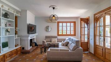 TV connectée, cheminée, baby-foot, table de tennis de table