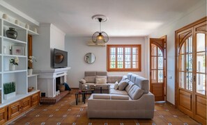 Smart-TV, Kamin, Tischfußball, Tischtennisplatte
