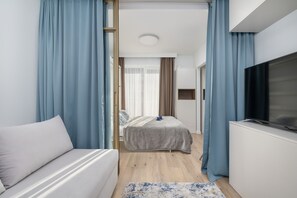 2 sovrum, skrivbord, arbetsyta för laptop och barnsängar