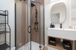 Studio, Balcony, River View | Bathroom | Shower, towels