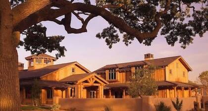 Modern Valley Oasis! Pet-friendly & Walkable to DT