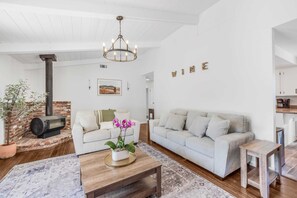 Televisión y oficina 