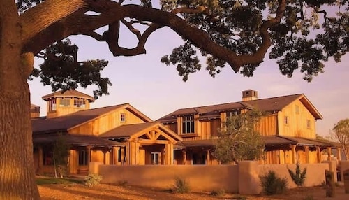 Modern Valley Oasis! Pet-friendly & Walkable to DT