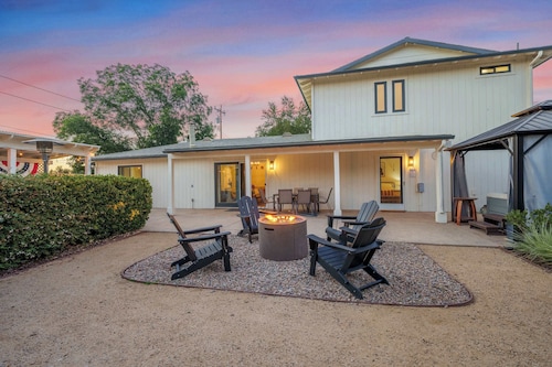 Modern Valley Oasis! Pet-friendly & Walkable to DT