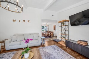 Televisión y oficina 