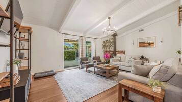 Televisión, libros, oficina