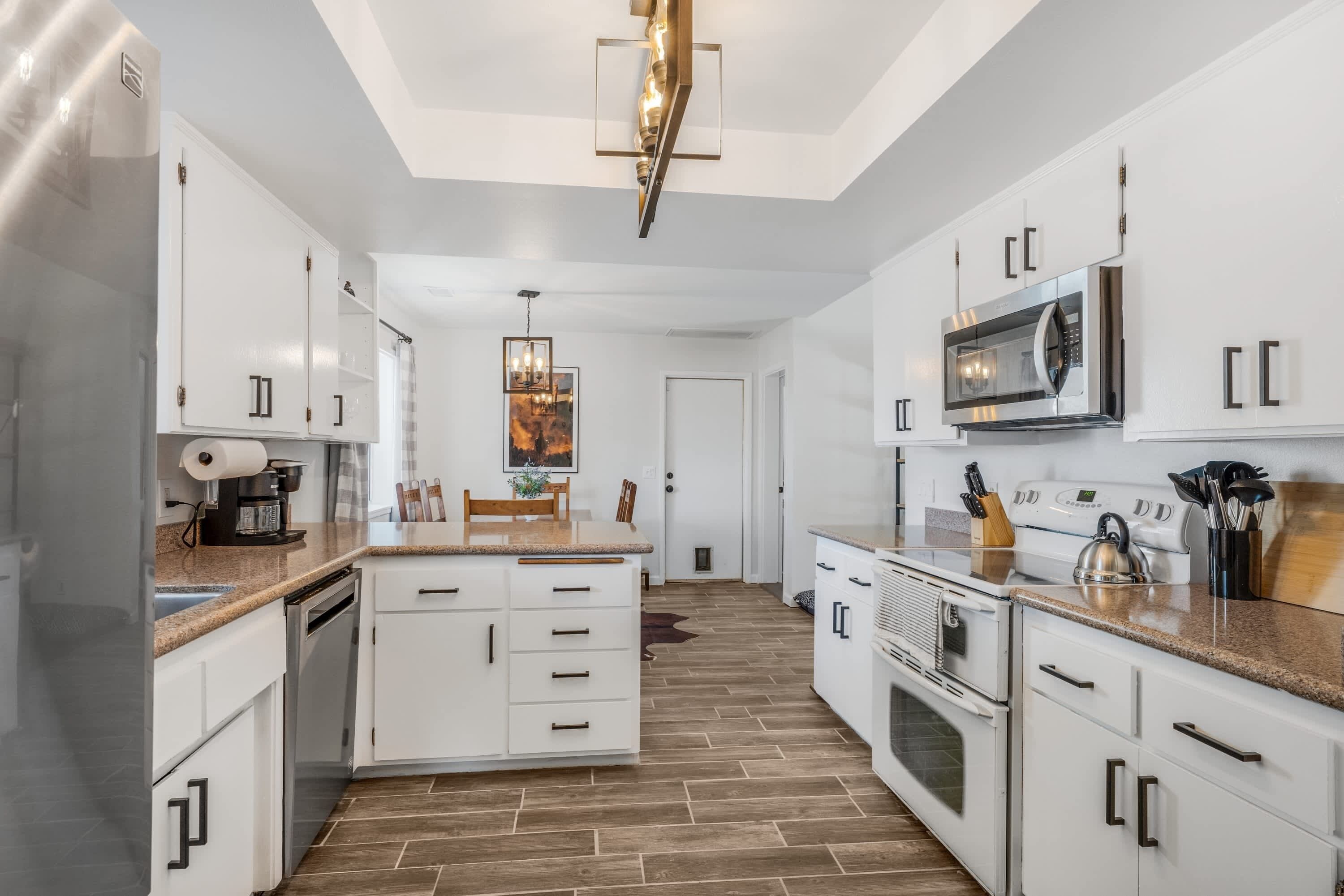 Geladeira, micro-ondas, fogão, cooktop