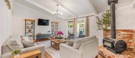 Télévision, livres, espaces bureaux