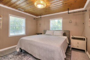 4 bedrooms, free WiFi, bed sheets - Stay at Heavily Salted, a cozy 3-bedroom home in Oak Island, perfect for 7 guests. (Oak Island)