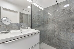 Shower, towels