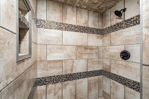 Een douche, een haardroger, handdoeken, shampoo