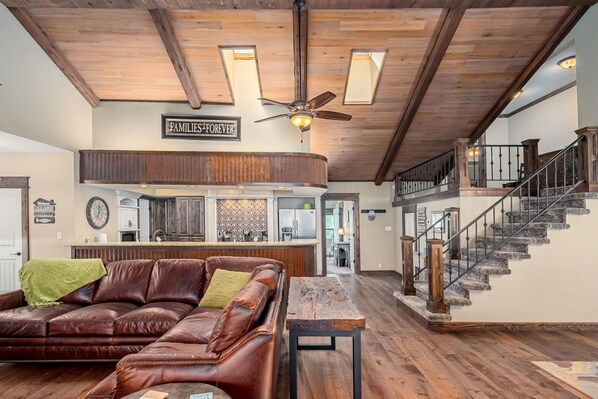 Älytelevisio, takka, pöytäjalkapallopöytä