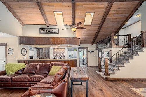 4Bdrm 3.5Bath - Boatslip - Internet - Comfort!