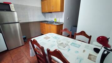 Kylskåp, mikrovågsugn, spishäll och kaffe- och tebryggare