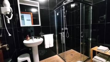 ヘアドライヤー、タオル、石鹸、トイレットペーパー