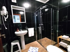Een haardroger, handdoeken, zeep, toiletpapier