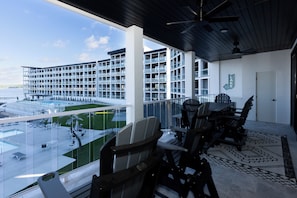 Outdoor dining - Topsider Condo w/ Stunning Lake Views, Shuffleboard & King Beds (Osage Beach)