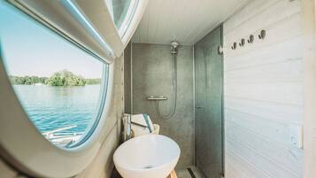 Douche, serviettes fournies, papier toilette