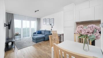 شقة - غرفة نوم واحدة - بشرفة | غرفة المعيشة | تلفزيون ذكي بحجم 43-بوصة يعرض قنوات تلفزيونية رقمية