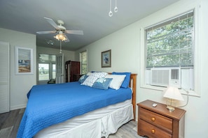 1 bedroom, iron/ironing board, WiFi, bed sheets - Charming Folly Beach Cottage with Dockside Views 🌅 (Folly Beach)