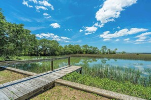 Property grounds - Charming Folly Beach Cottage with Dockside Views 🌅 (Folly Beach)