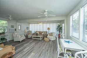 TV - Charming Folly Beach Cottage with Dockside Views 🌅 (Folly Beach)