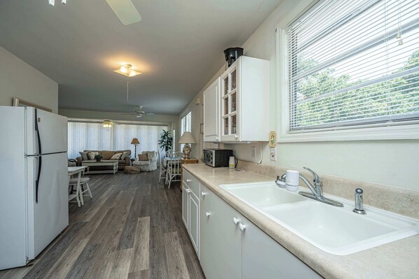 Fridge, microwave, oven, stovetop - Charming Folly Beach Cottage with Dockside Views 🌅 (Folly Beach)