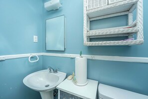 Shower, towels - Charming Folly Beach Cottage with Dockside Views 🌅 (Folly Beach)