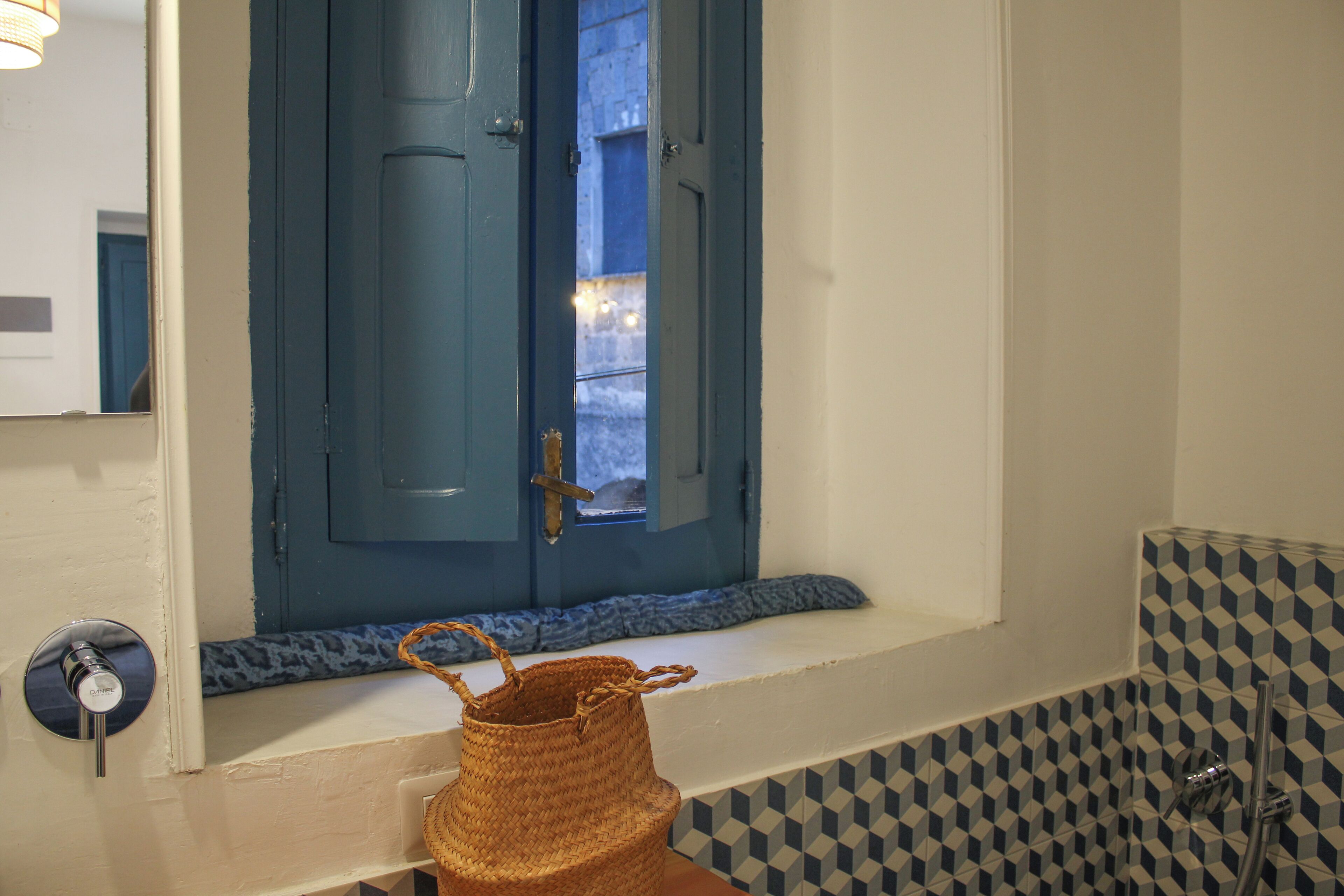 Chambre Double Deluxe, patio | Salle de bain | Douche, sèche-cheveux, peignoirs, serviettes fournies