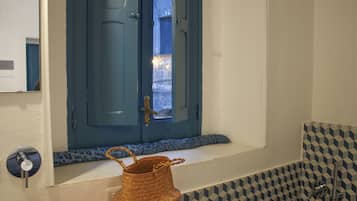 Chambre Double Deluxe, patio | Salle de bain | Douche, sèche-cheveux, peignoirs, serviettes fournies