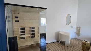 Habitación doble de lujo | Área de sala de estar | Televisión