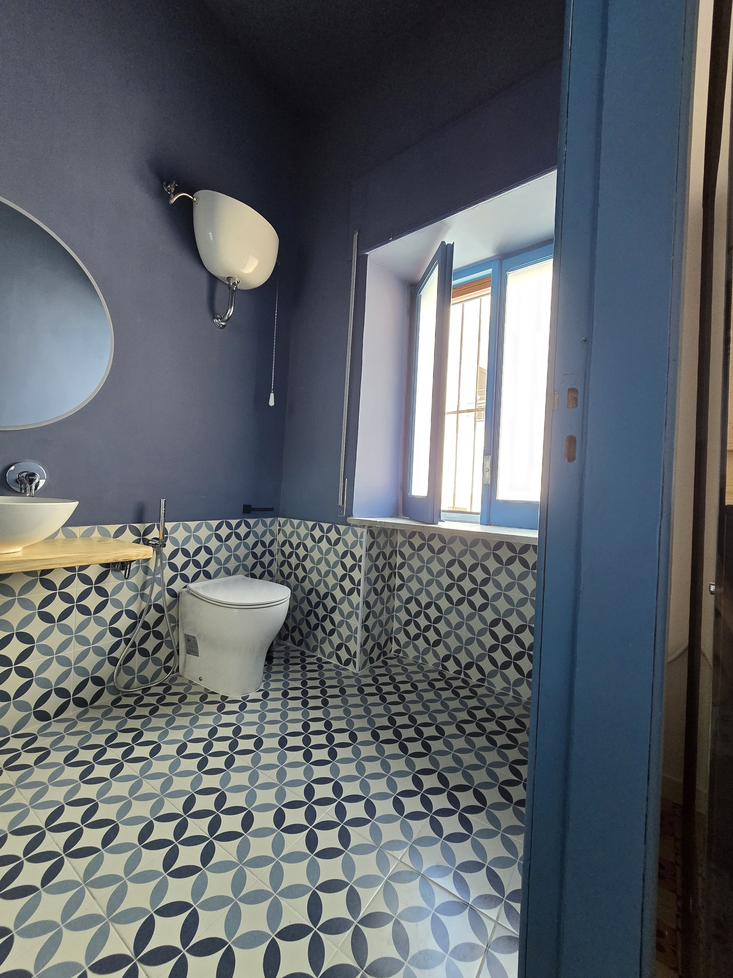 Habitación doble de lujo | Baño | Regadera, secadora de cabello, batas, toallas 