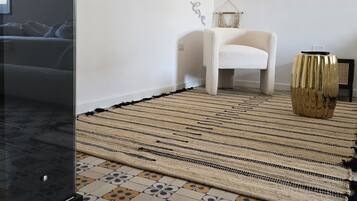 Habitació doble de luxe | Sala d'estar | Televisor