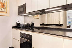 Kühlschrank, Mikrowelle, Ofen, Herdplatte